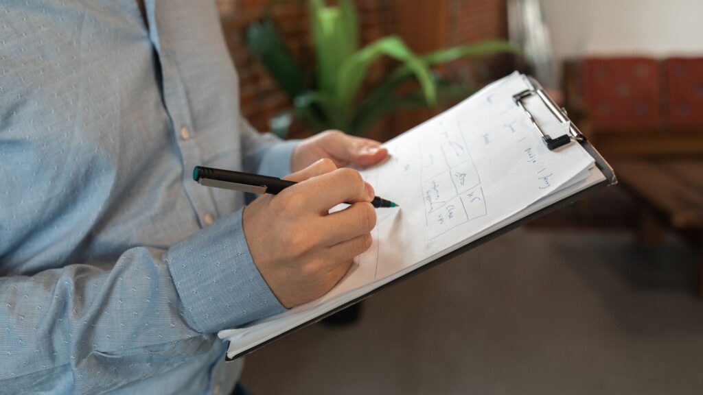 Asesor brindando cotización personalizada para mudanza en Monterrey.